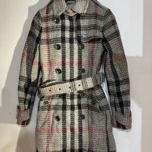 Burberry classic stylish wool coat with belt
